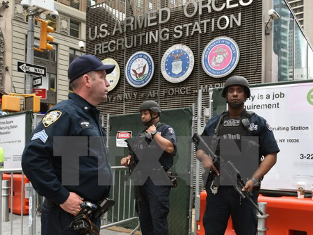 Cảnh sát New York tuần tra tại Quảng trường Thời đại ngày 23/5.
